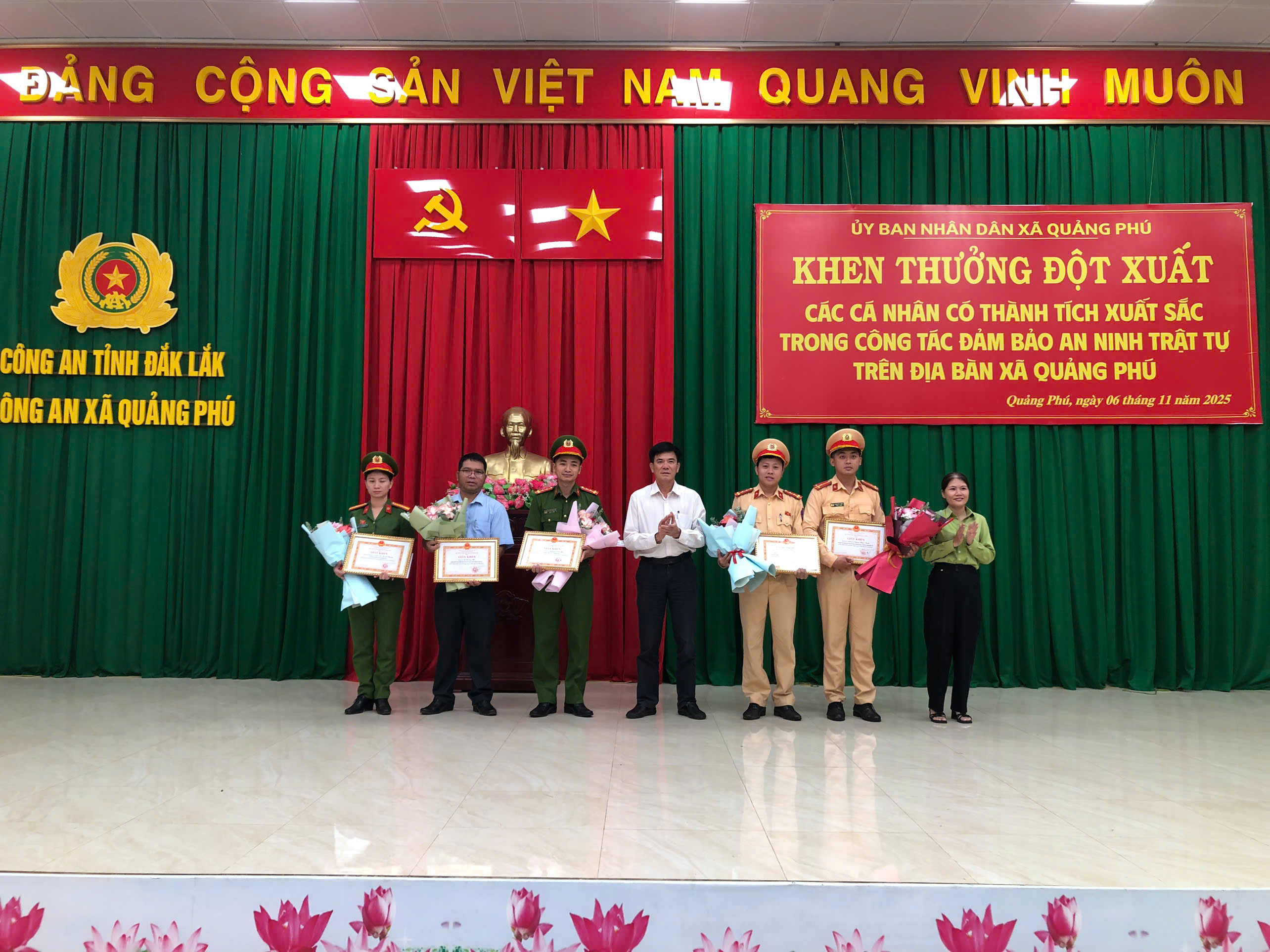 Chủ tich UBND xa trao giay khen